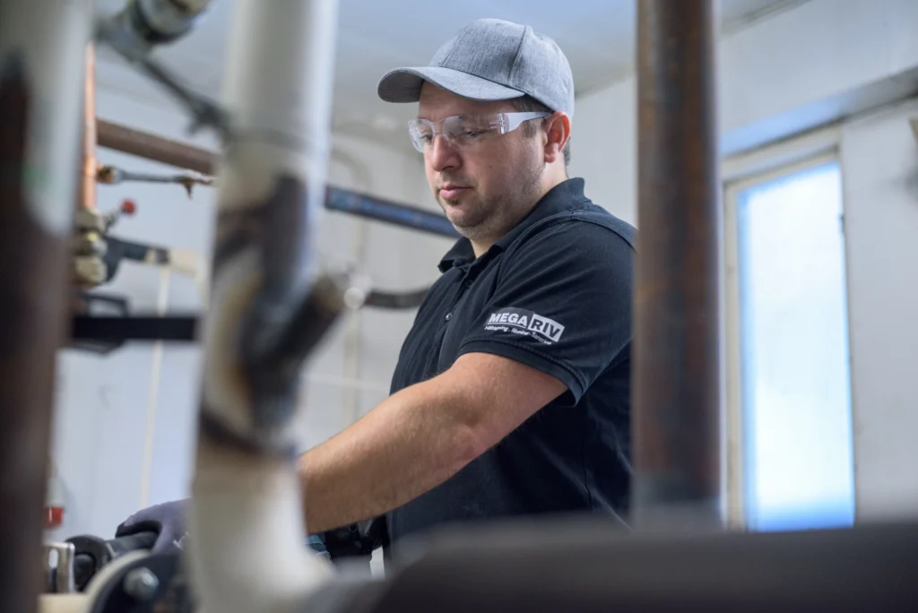 arbetare sågar itu ett rör